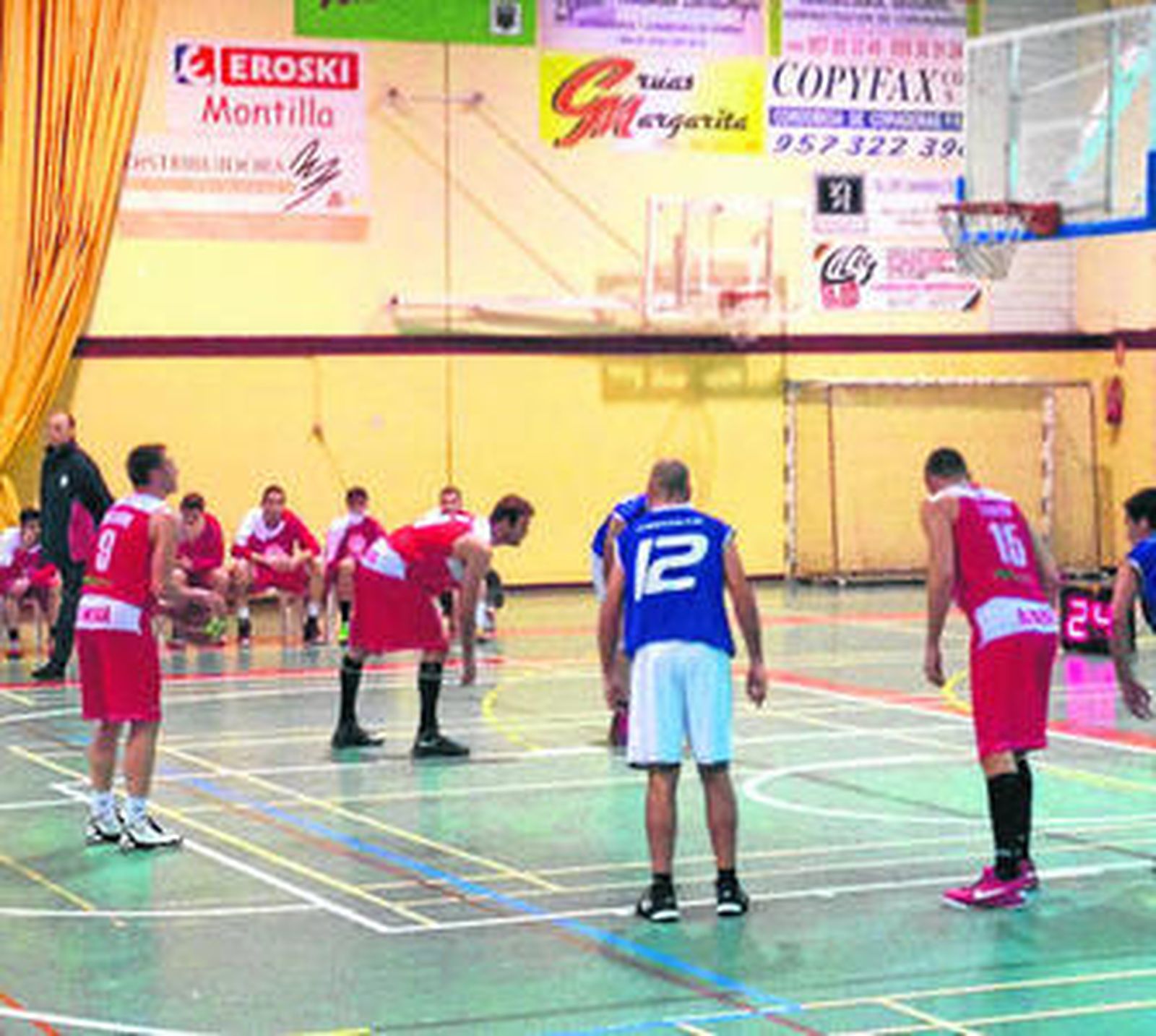 Un jugador almeriense se dispone a lanzar un tiro libre.