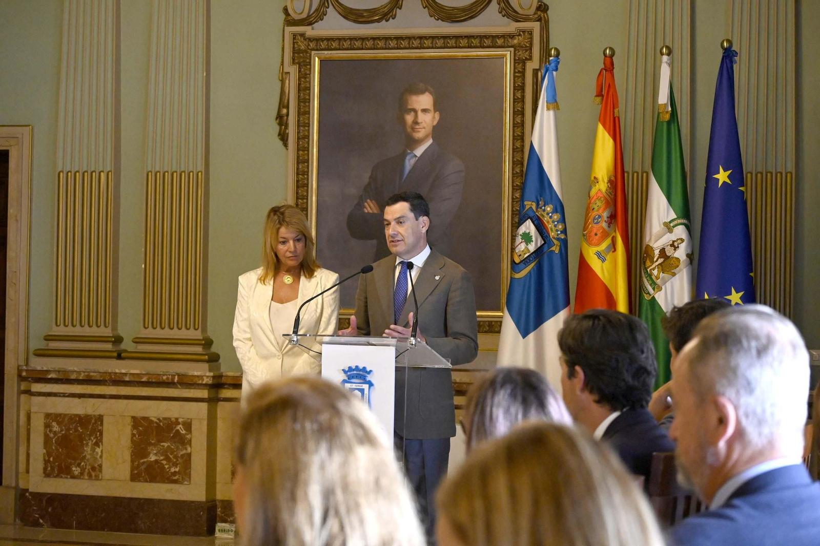 Visita de Juanma Moreno al Ayuntamiento de Huelva, en Imágenes