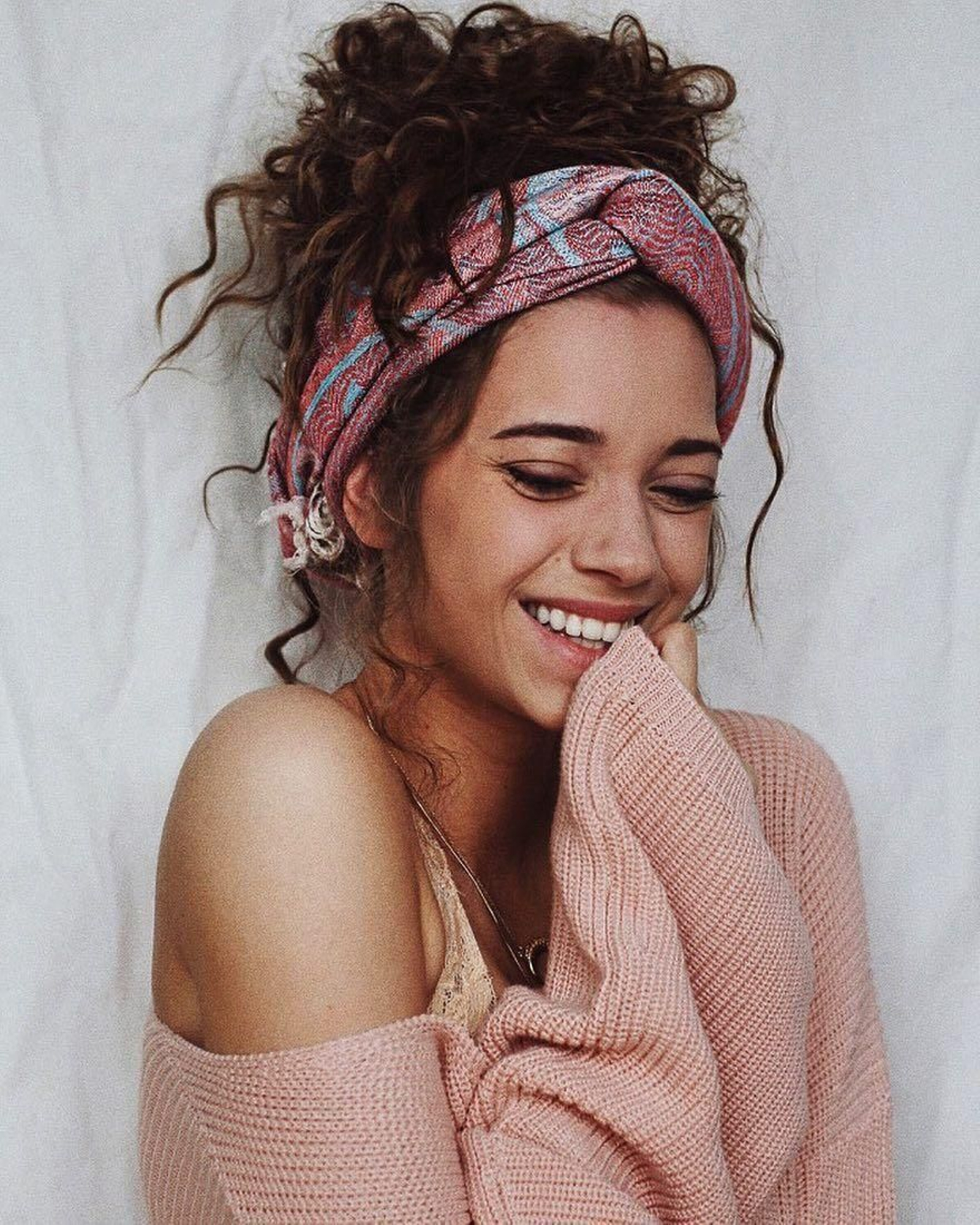 Peinados para pelo rizado fáciles y rápido para presumir de ondas este verano