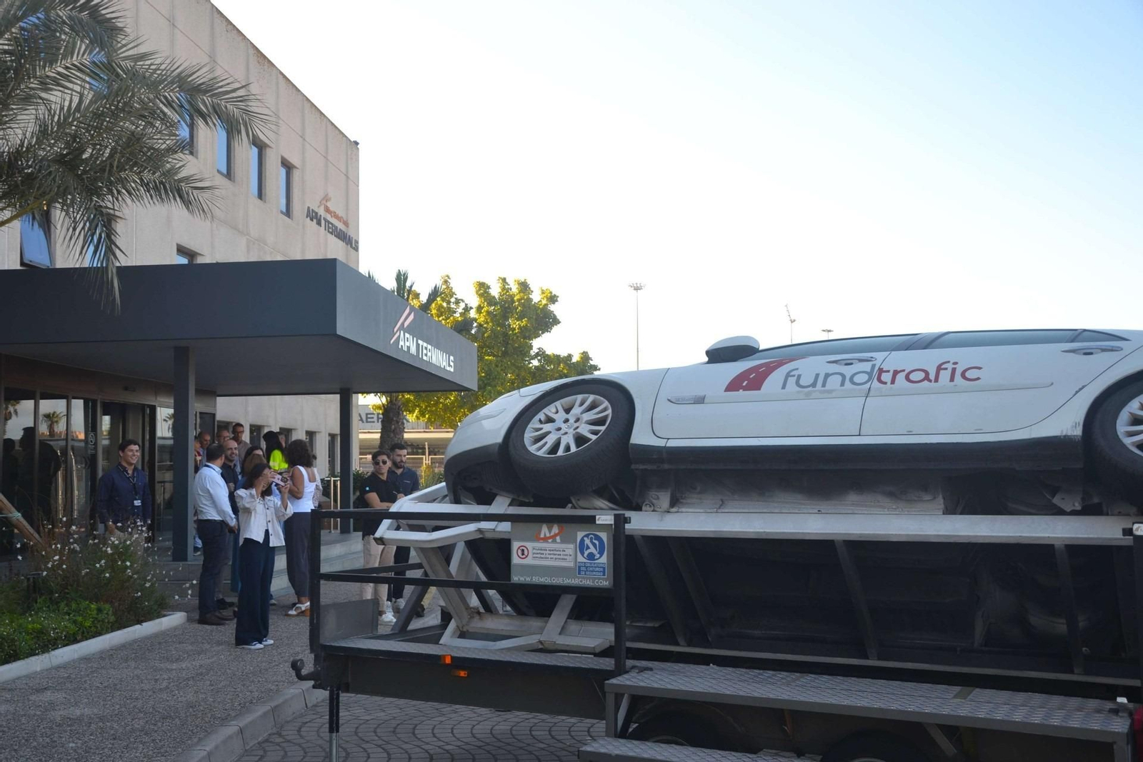 El simulador de vuelco, en la puerta de las oficinas de APMT Temrinals.