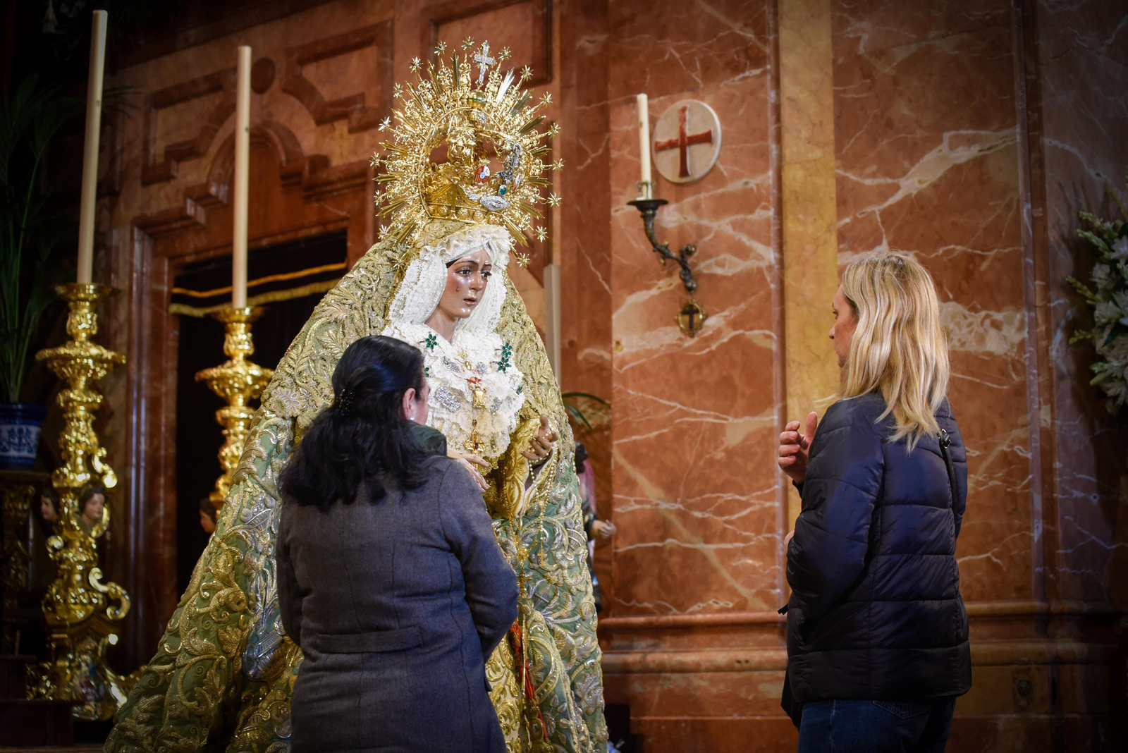 El besamanos de la Macarena, en imágenes