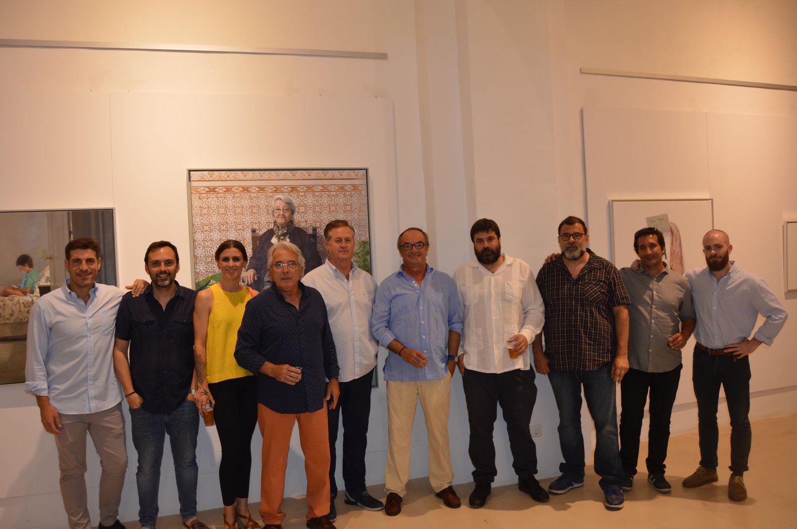 Los pintores Eduardo Millán, Fernando Devesa, María Lizaso, Juan Ariza, Justo Mesa, Fermín García Villaescusa, Pepe Baena, Fernando Benítez, Enrique Cabanilla y José Dodero, posando ante un retrato de Pilar Villaescusa Aranda, hecho por su hijo Fermín García Villaescusa.