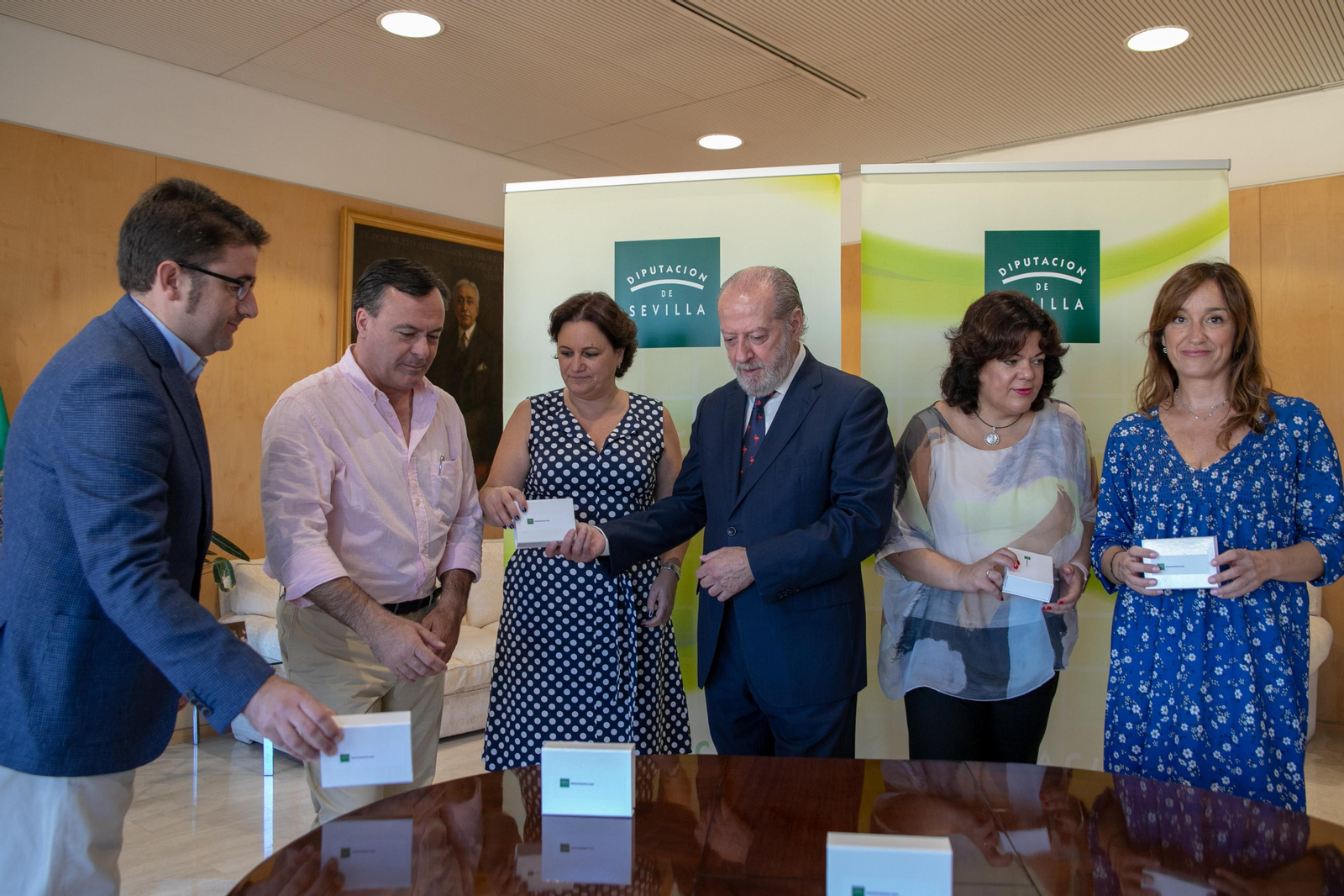 El presidente y la diputada de Hacienda entrega el anteproyecto de Presupuestos 2020 de la Diputación al resto de grupos políticos.