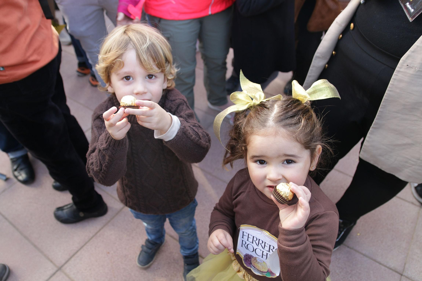 Cientos de personas se juntan en Mojácar para comerse un Ferrero Rocher
