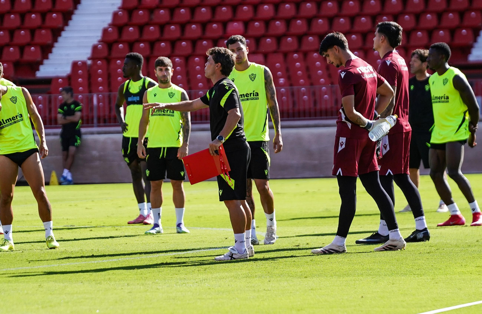 Rubi da instrucciones en un entrenamiento a puerta cerrada de esta semana en el Estadio