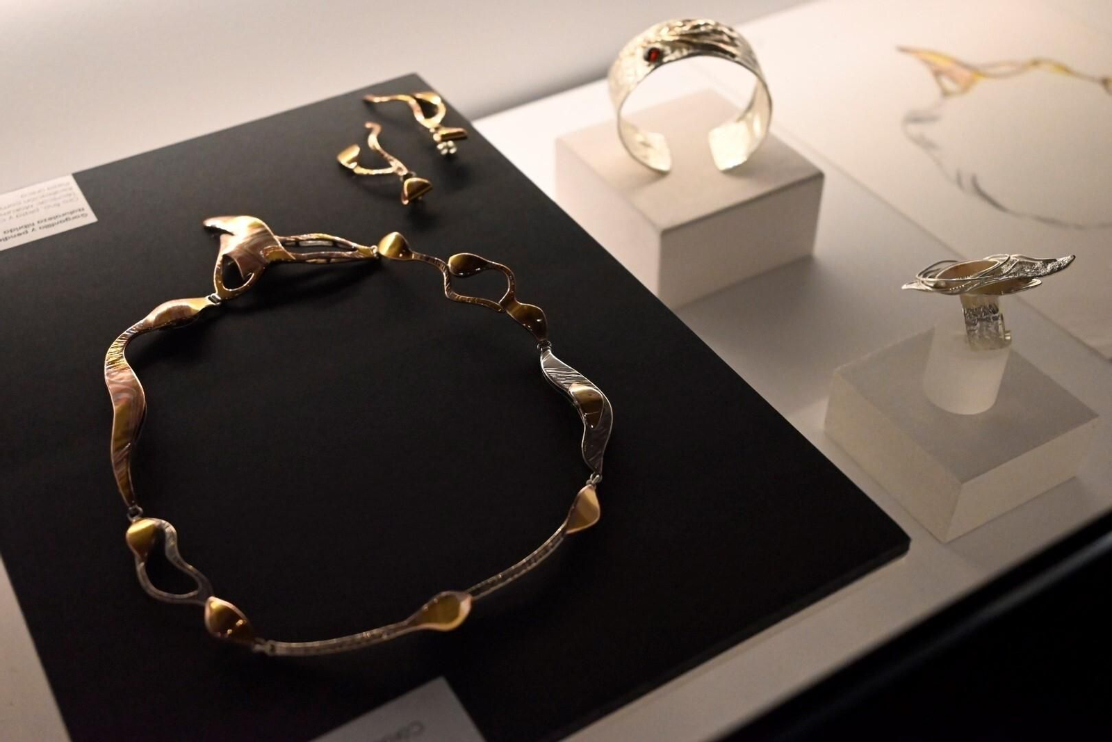 La exposición 'Todo lo que brilla' que recorre la joyería de Córdoba, en imágenes