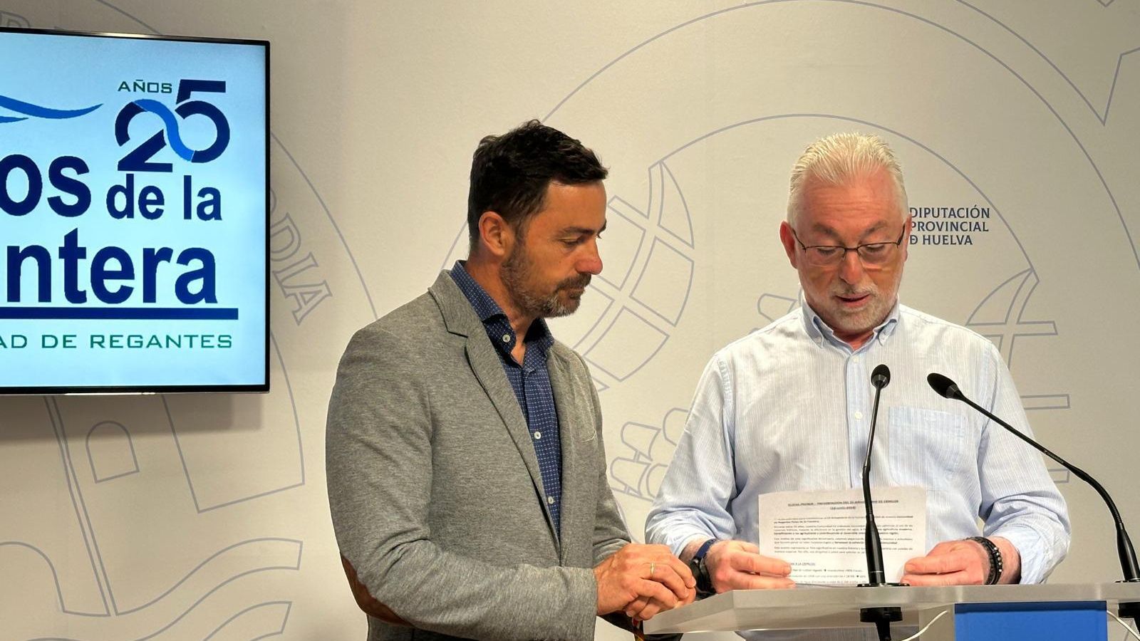 El diputado provincial,  Juan Daniel Romero, junto al secretario gerente de la Comunidad de Regantes Palos de la Frontera, Fernando Sánchez.