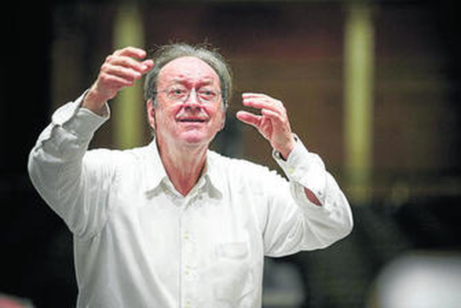 El desaparecido director de orquesta Nikolaus Harnoncourt, también violagambista, violonchelista y ensayista.