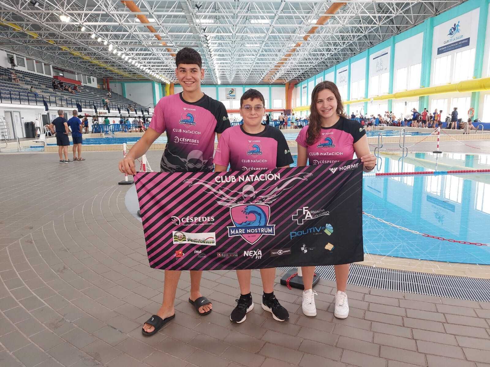 Los nadadores del Mare Nostrum posan con la bandera del club