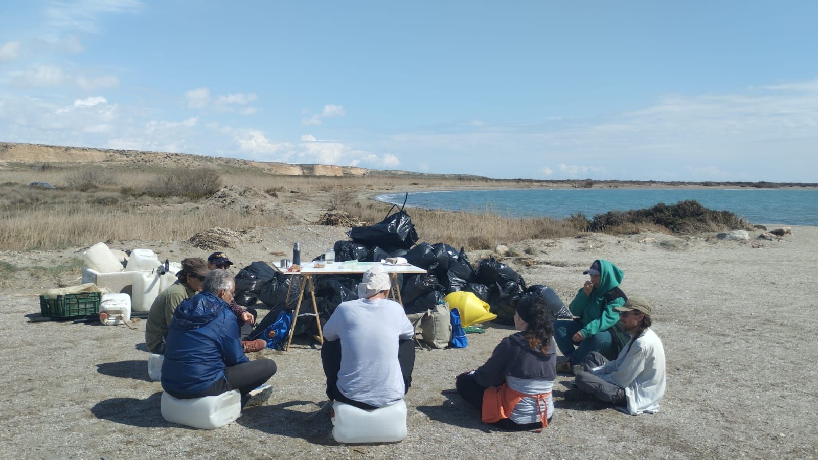 Una veintena de voluntarios limpian playas de El Ejido para retirar 400 kilos de basura