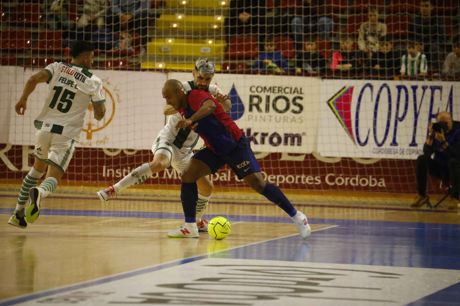 Las mejores fotos del ambiente en Vista Alegre para el Córdoba Futsal - Barça