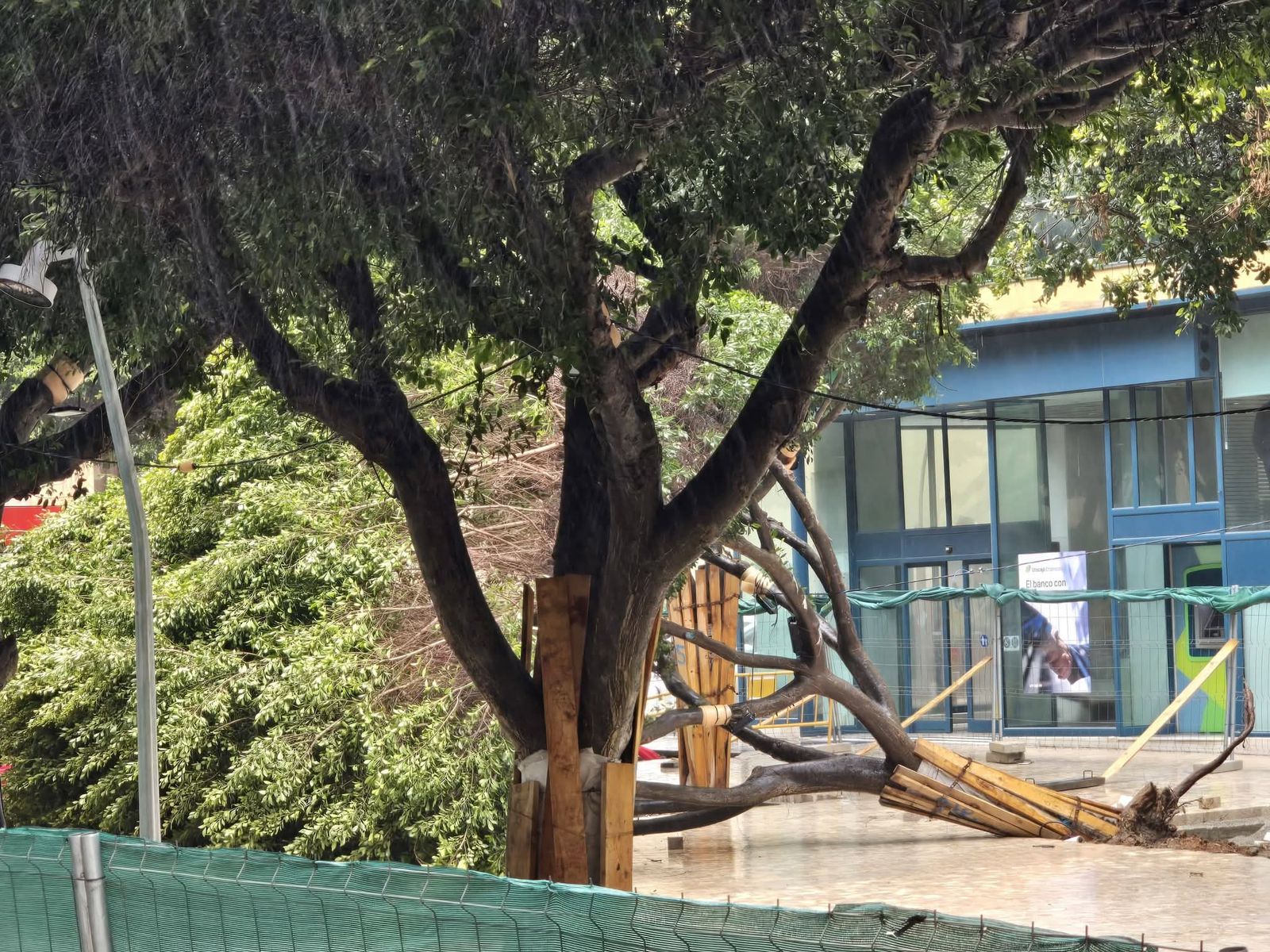 En imágenes: el temporal Kristin mantiene en vilo a toda la provincia de Almería