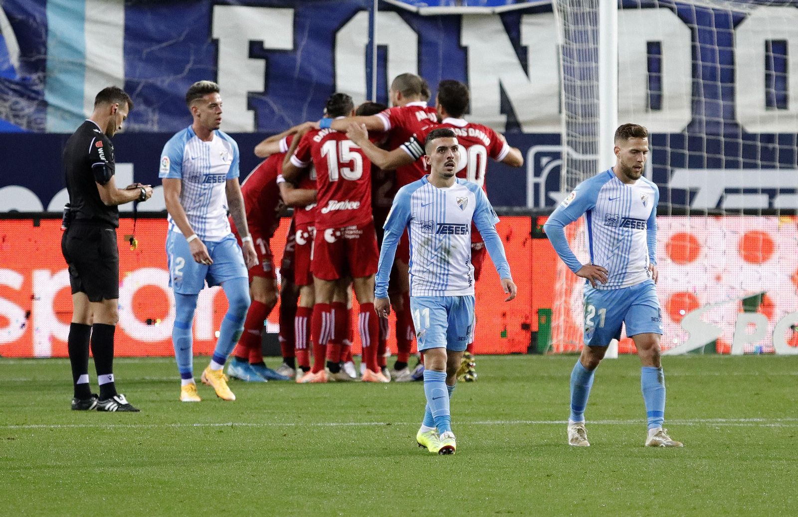 El Cartagena celebra uno de sus goles en La Rosaleda.
