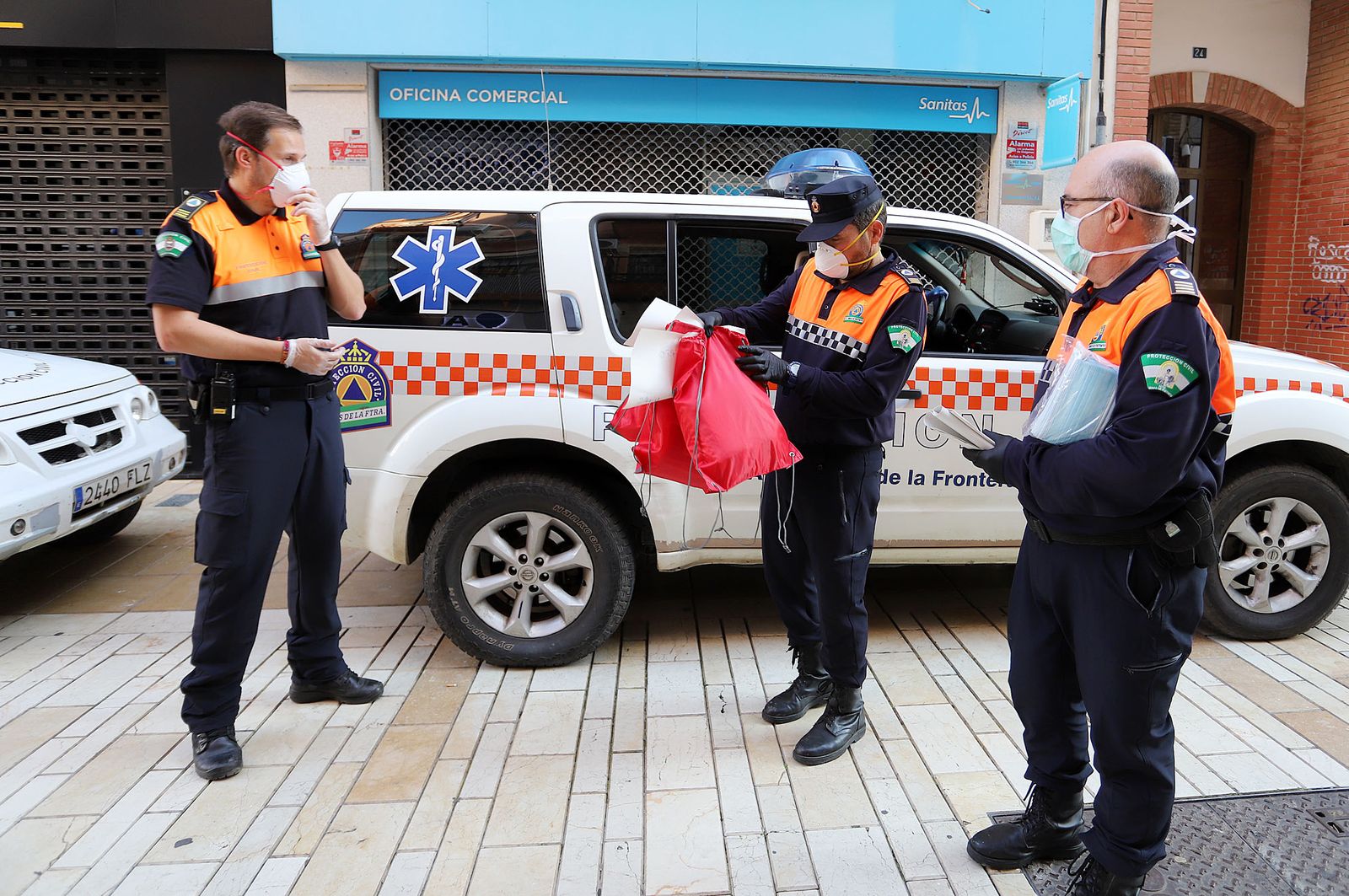 Imágenes de los cuerpos de Protección Civil recibiendo mascarillas de la Subdelegación del Gobierno