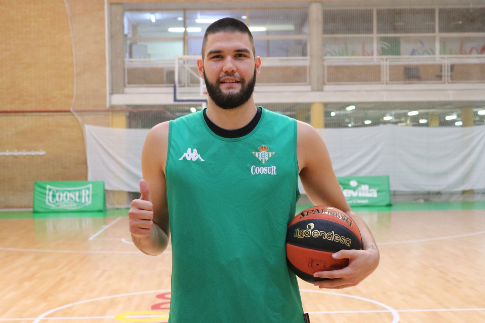 Domagoj Proleta posa durante el entrenamiento del Coosur Betis.