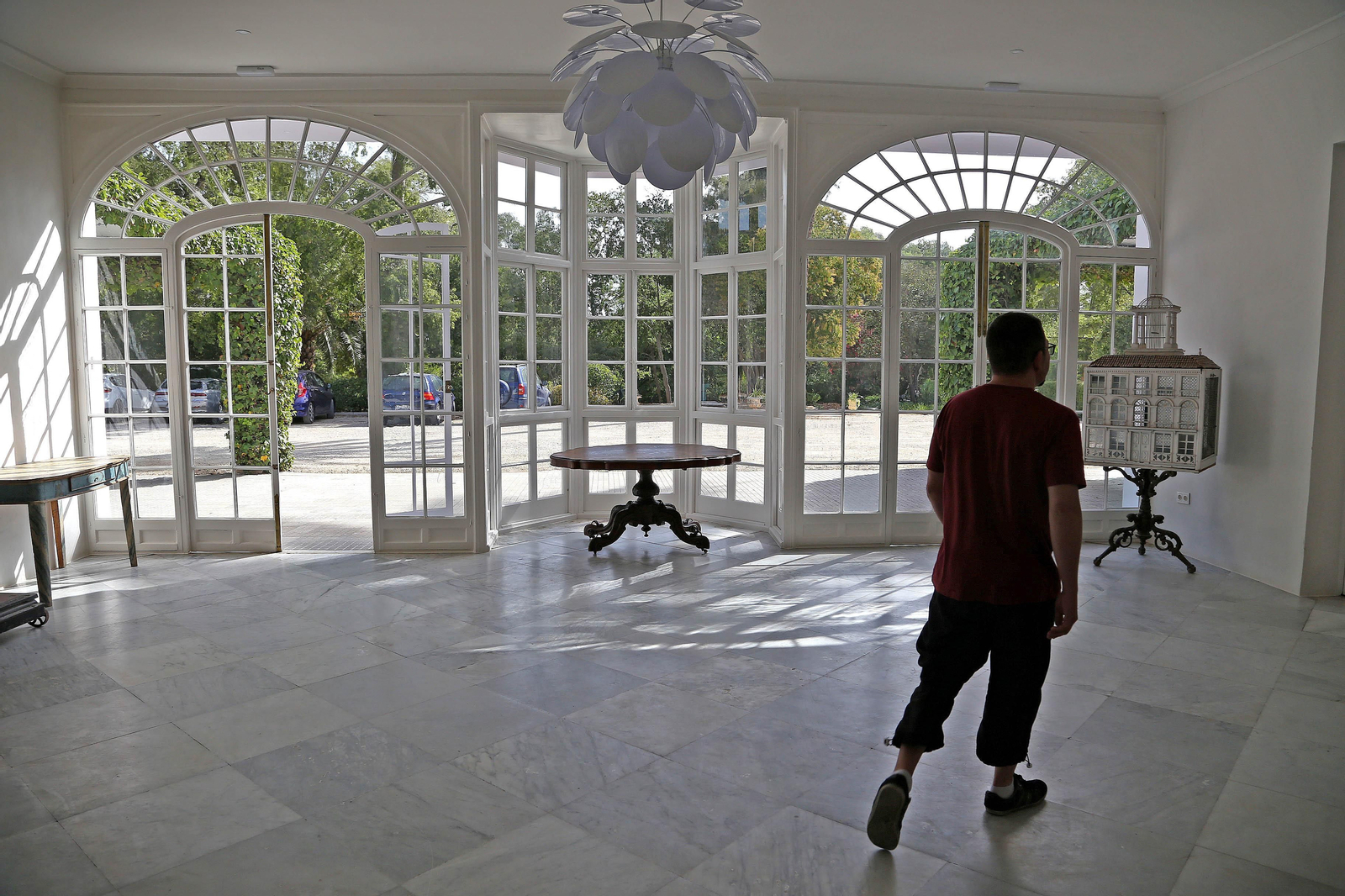 1. Los ventanales que iluminan el salón comedor. 2. La estancia junto al lago donde se ubicará el gastrobar. 3. Alumnos, durante el descanso de media mañana frente al restaurante. 4. Varios estudiantes toman notas en clase. 5. Semi García, en la cocina con estudiantes. REPORTAJE GRÁFICO: VANESA LOBO.