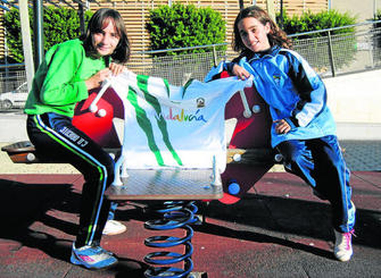 Vanesa y Laura posan en la Rambla de Almería con la camiseta del combinado autonómico andaluz.