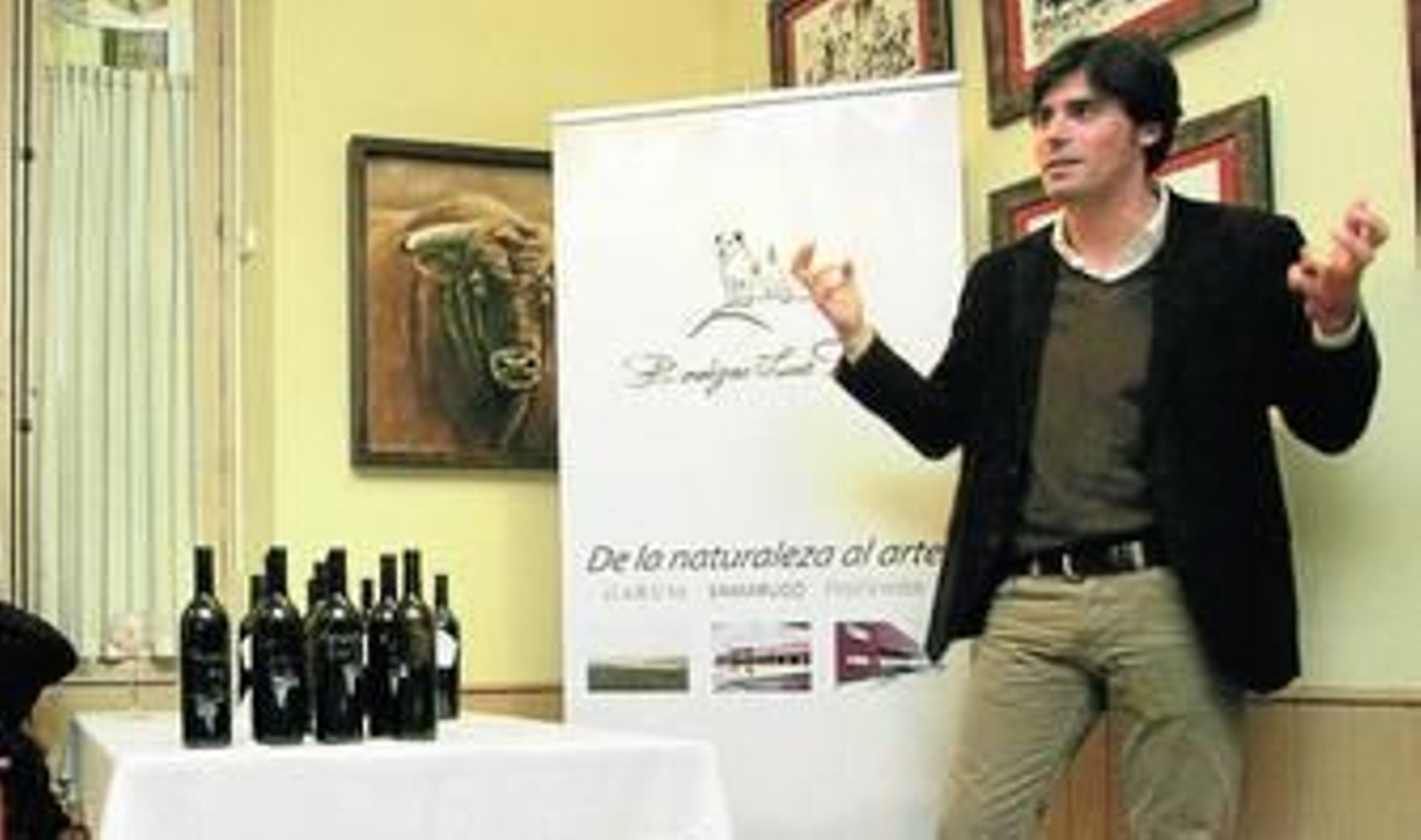 Willy Pérez, enólogo de la bodega, en una cata del vino Garum.