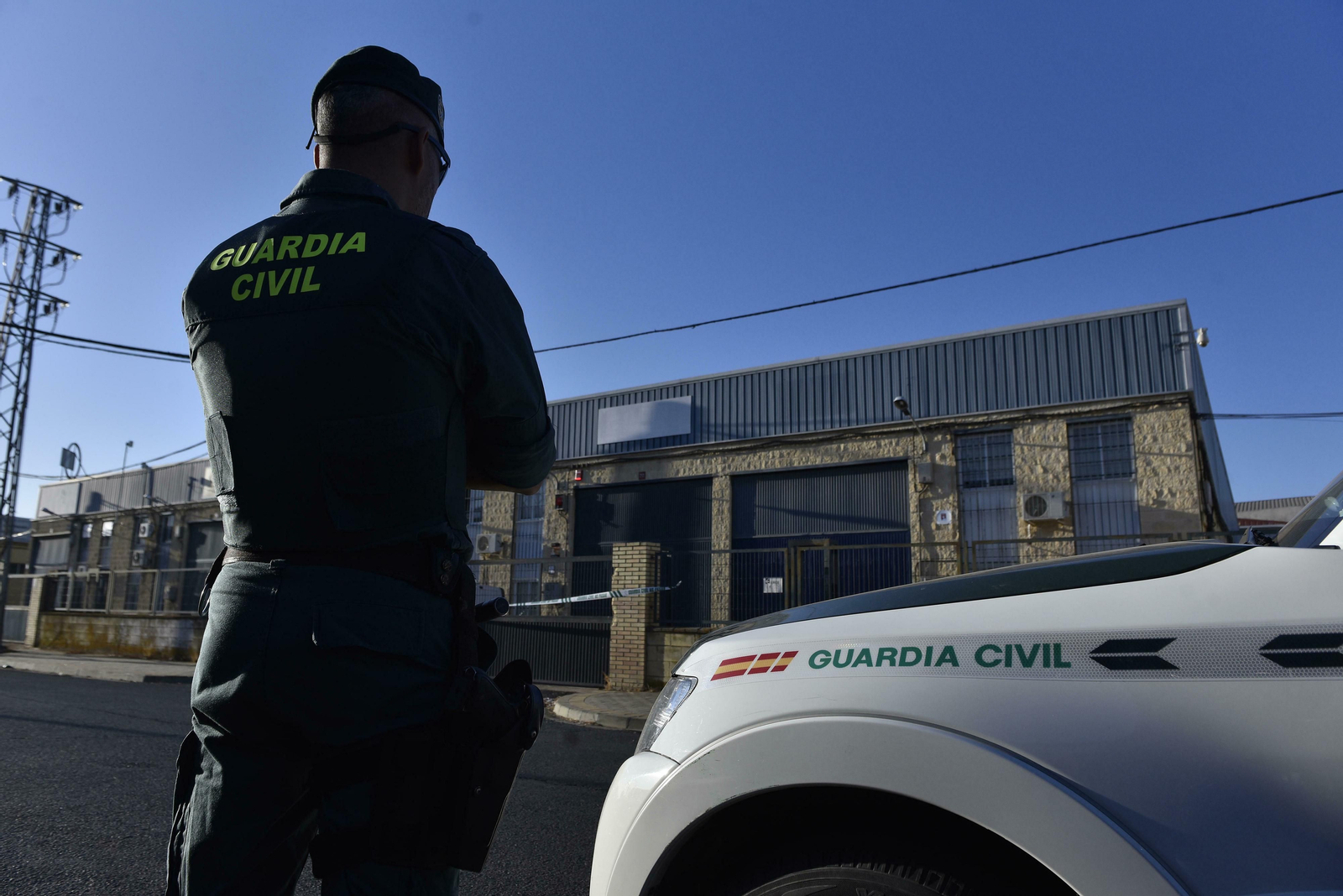 Un guardia civil custodia la sede de la empresa Magrudis en el Polígono Industrial El Pino.