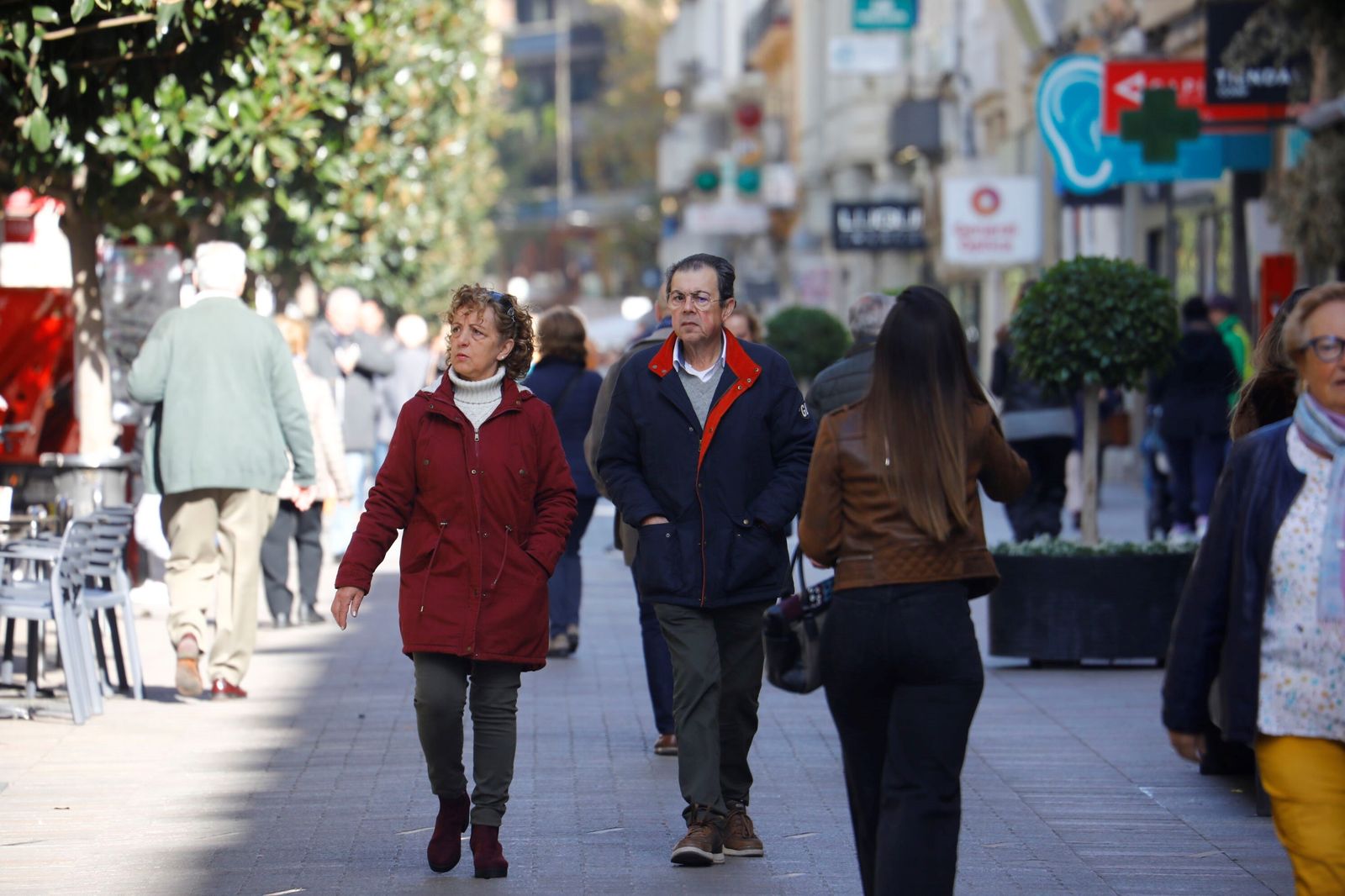 Varias personas caminan por la calle Cruz Conde de Córdoba.