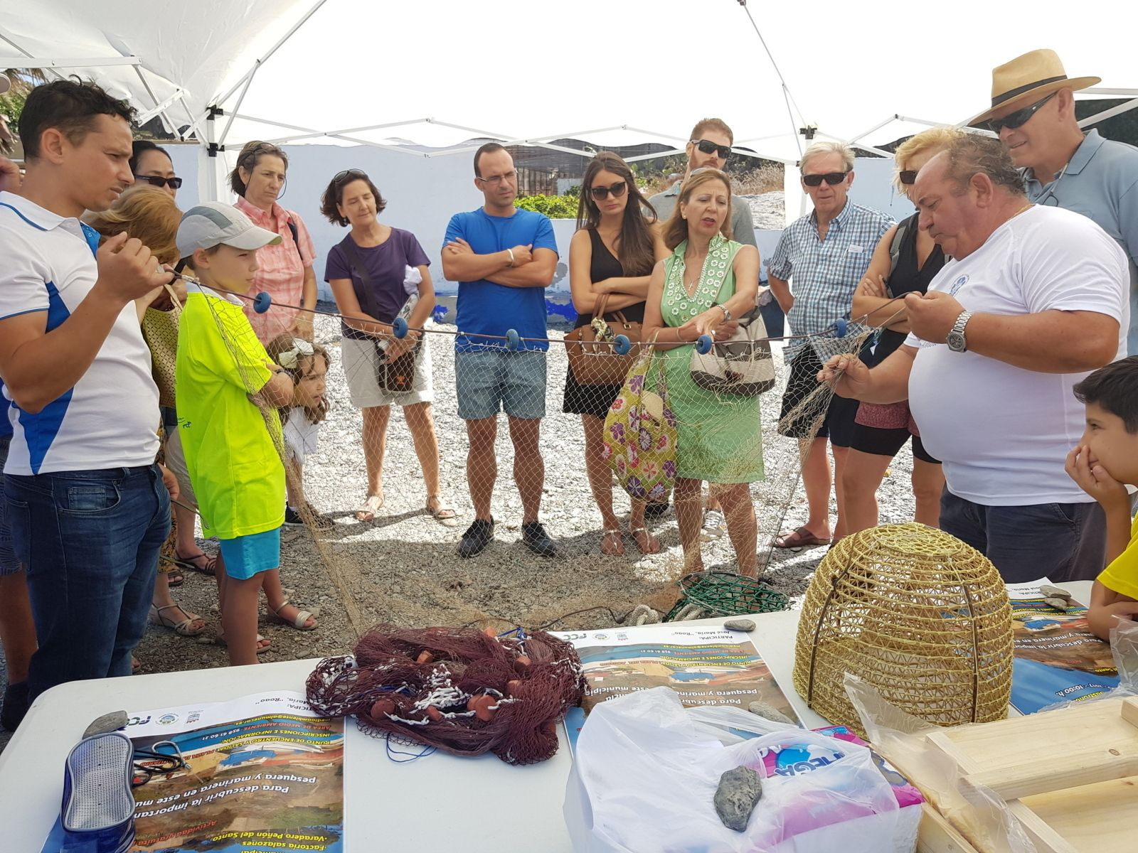 Un marinero explica a los participantes las artes y nudos marineros.