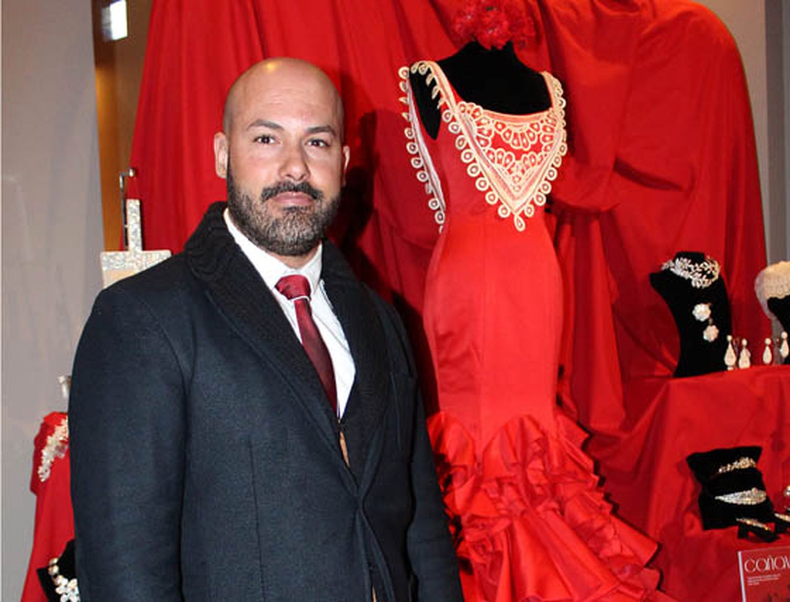 El diseñador gaditano JoséMaría Cañavate, junto a su traje de flamenca.

Foto: Victoria Ramírez