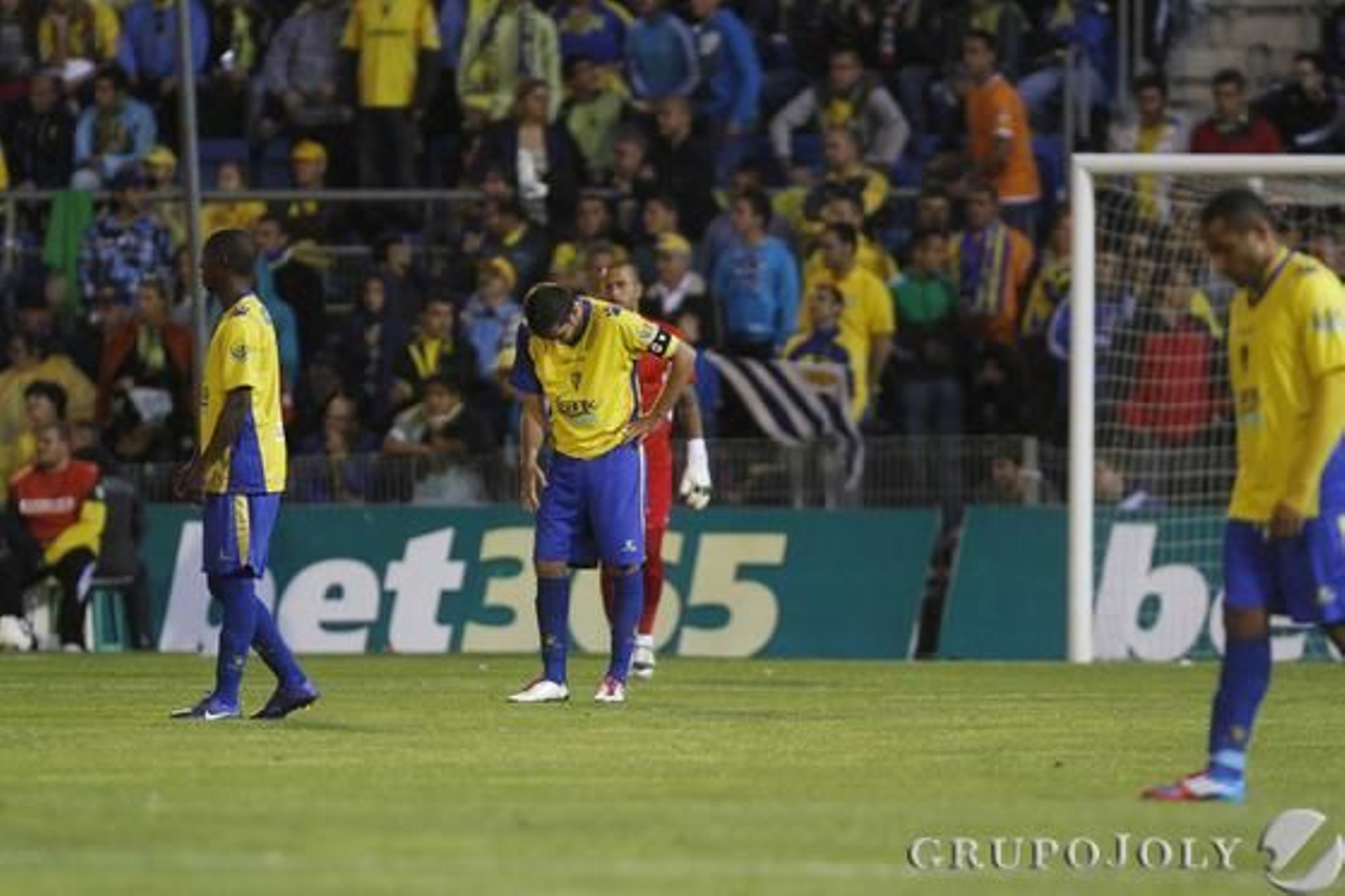 Los amarillos, cabizbajos tras recibir el 0-3.

Foto: Lourdes de Vicente - Joaquin Pino