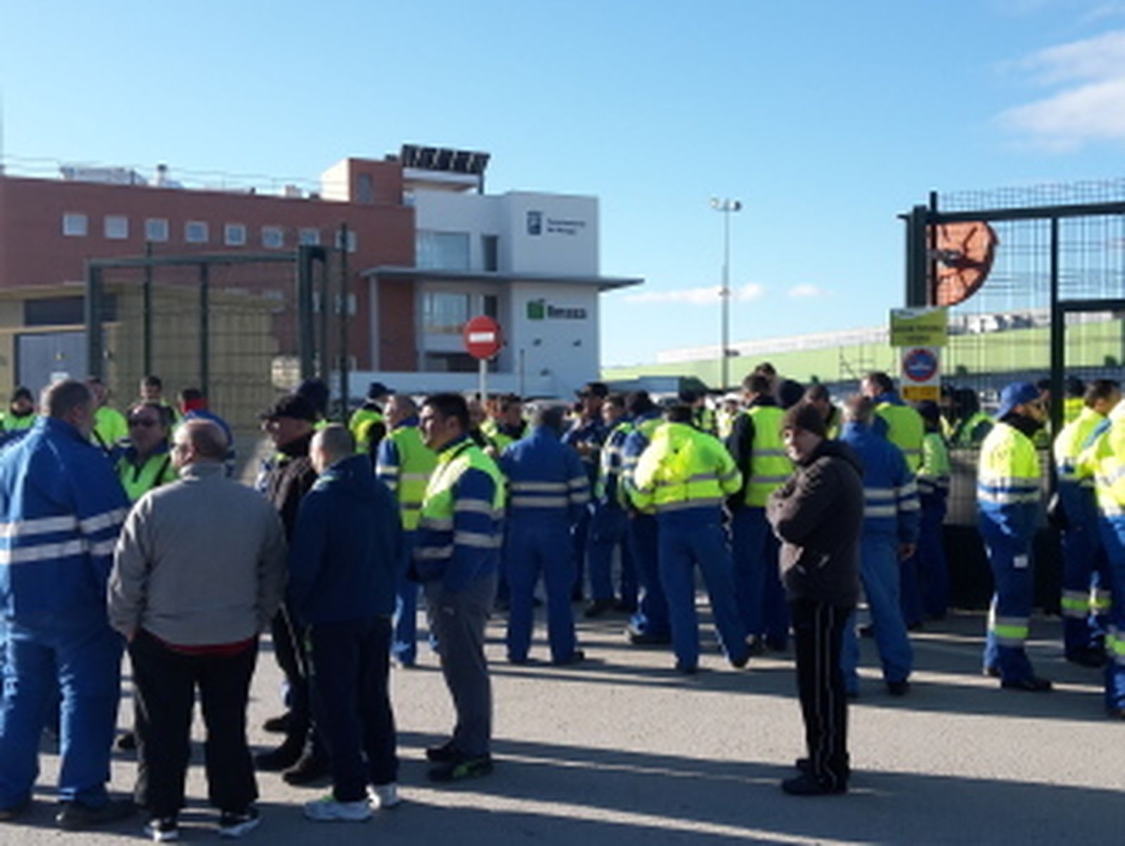 Los trabajadores de Limasa suspenden el paro de recogida de basura
