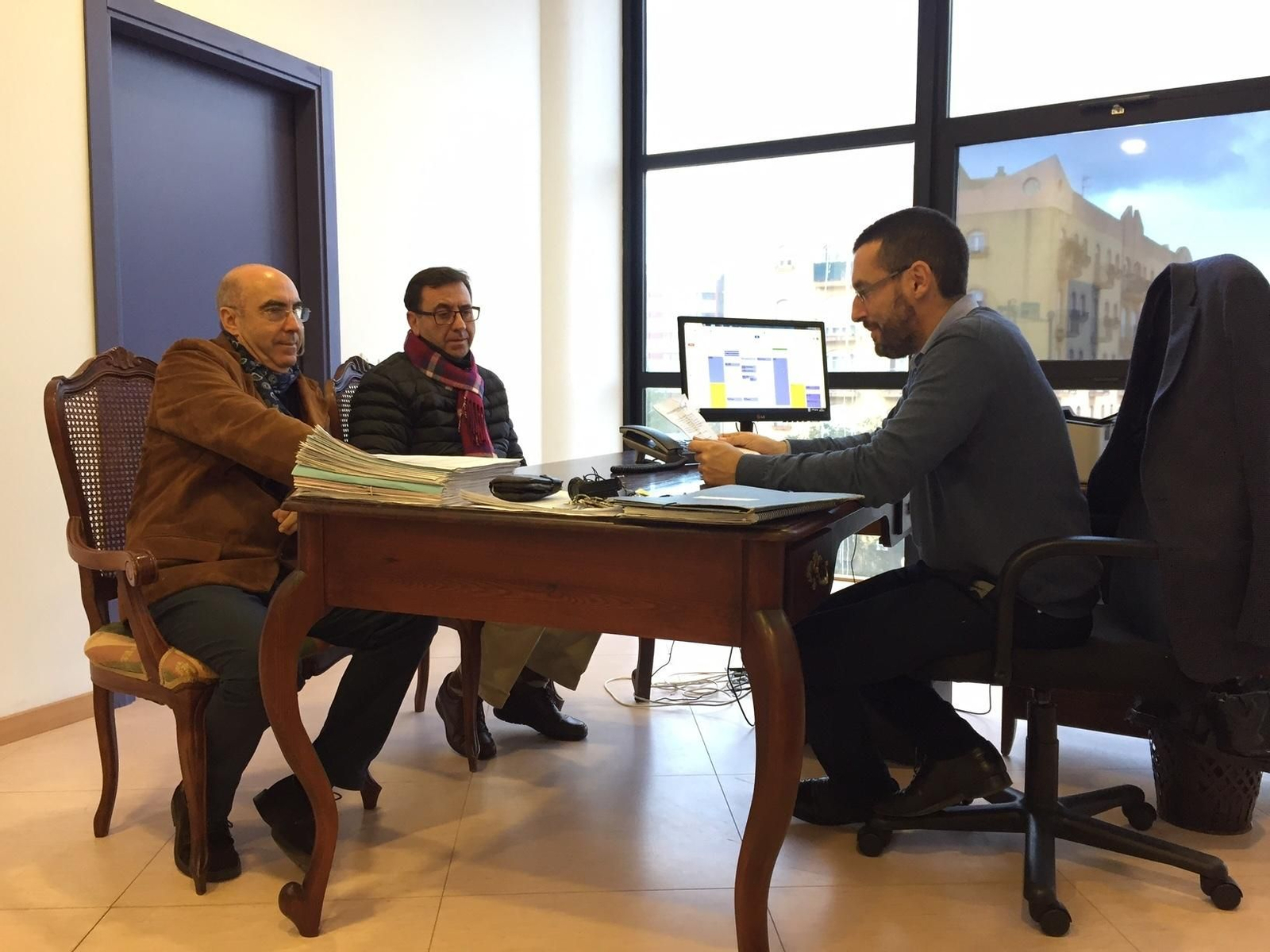 Juan Franco recibe a Torres y Mellado, ayer.