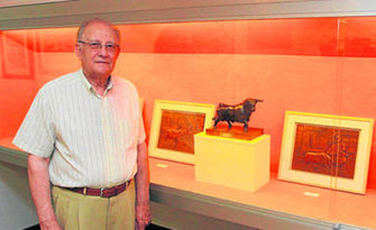 José Leal junto a las esculturas y relieves que expone en el Museo Taurino de Roquetas de Mar.