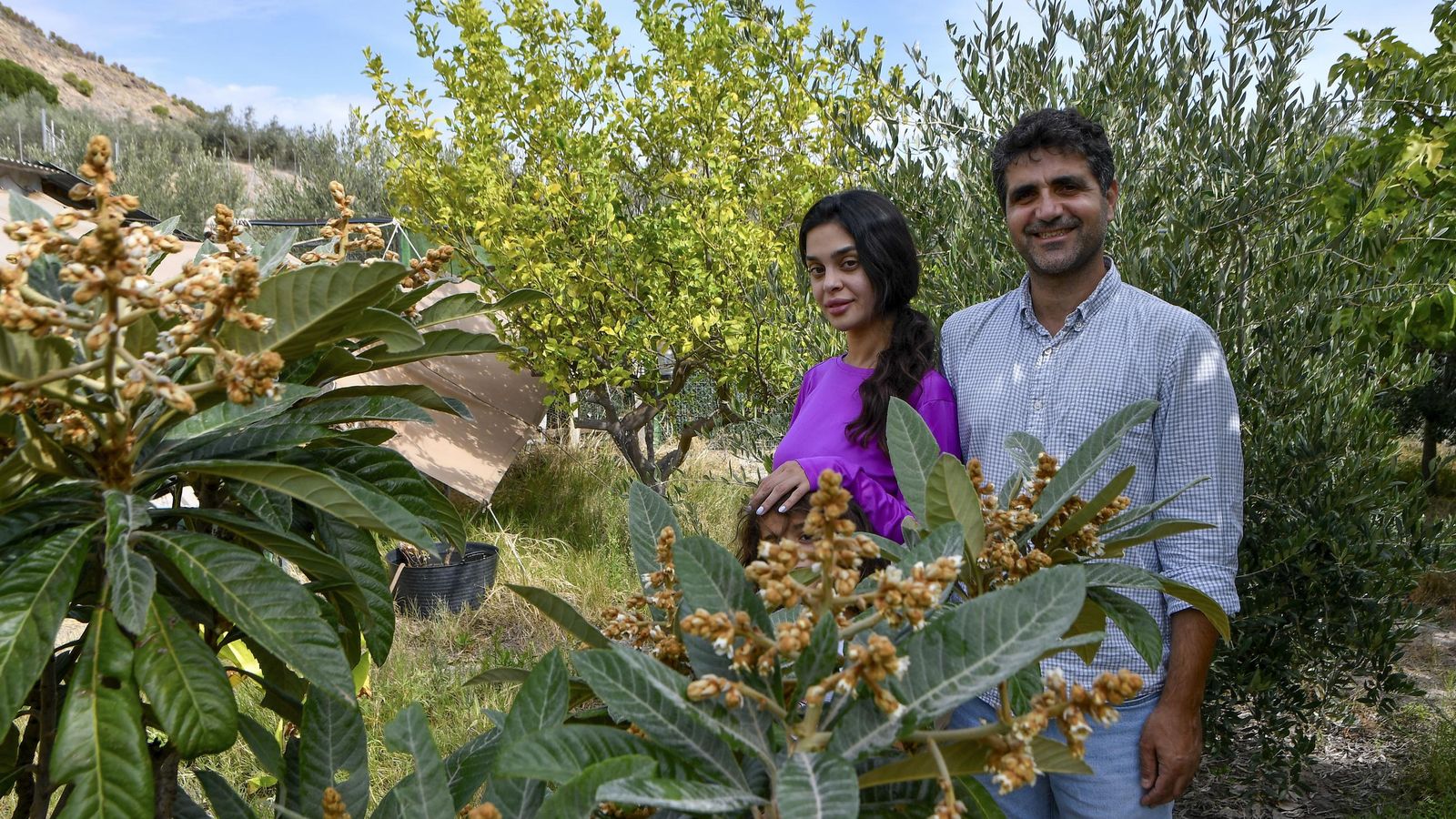 Ghadier y Ali en el cortijo de la familia Dionis en Alhama de Almería.