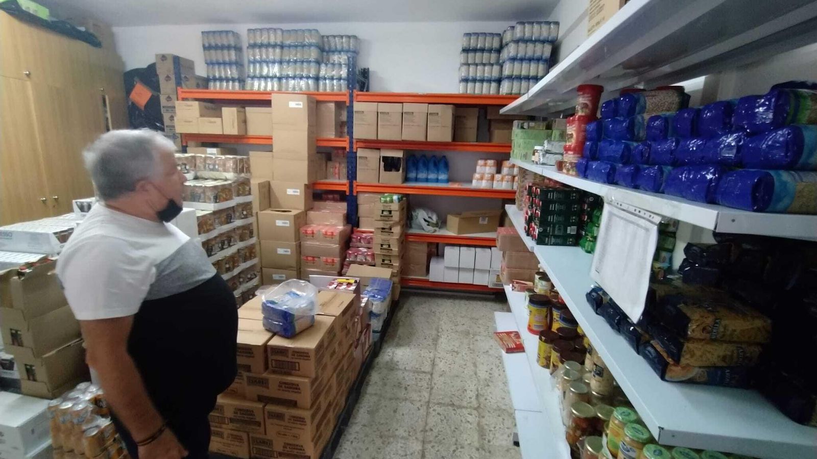 El almacén de la parroquia, donde se guardan los víveres para su reparto entre las familias que lo necesitan.