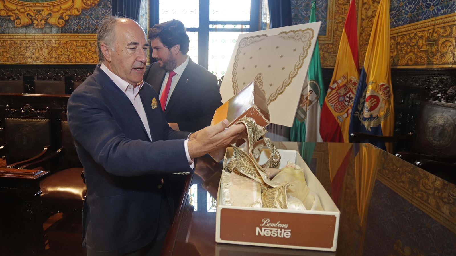 Fotos del traje donado por Miguelín a la Virgen de La Palma