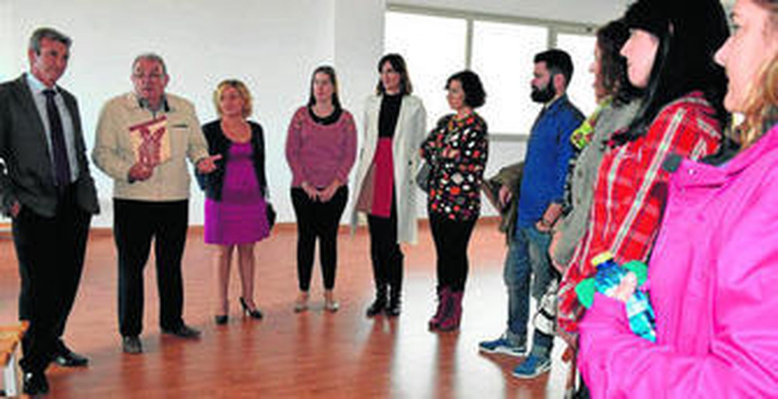 En torno a una veintena de empleados municipales participaron en este taller, acompañados por el alcalde y la concejal de Personal y Salud.