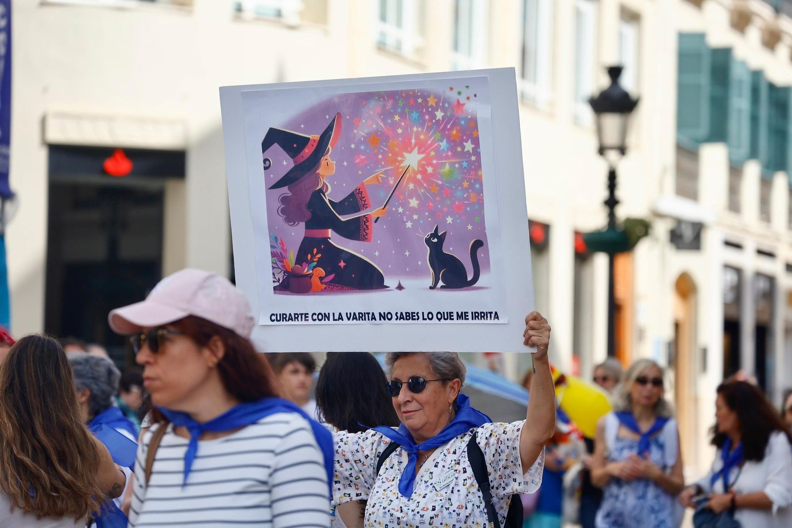 Veterinarios y dueños de mascotas toman calle Larios contra la restricción del uso de medicamentos, en imágenes