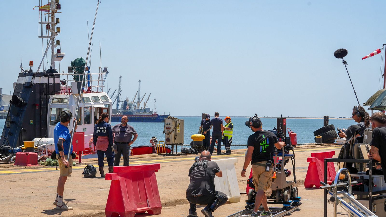 Rodaje de la película 'Los tigres' en el muelle de Saltés el pasado miércoles.