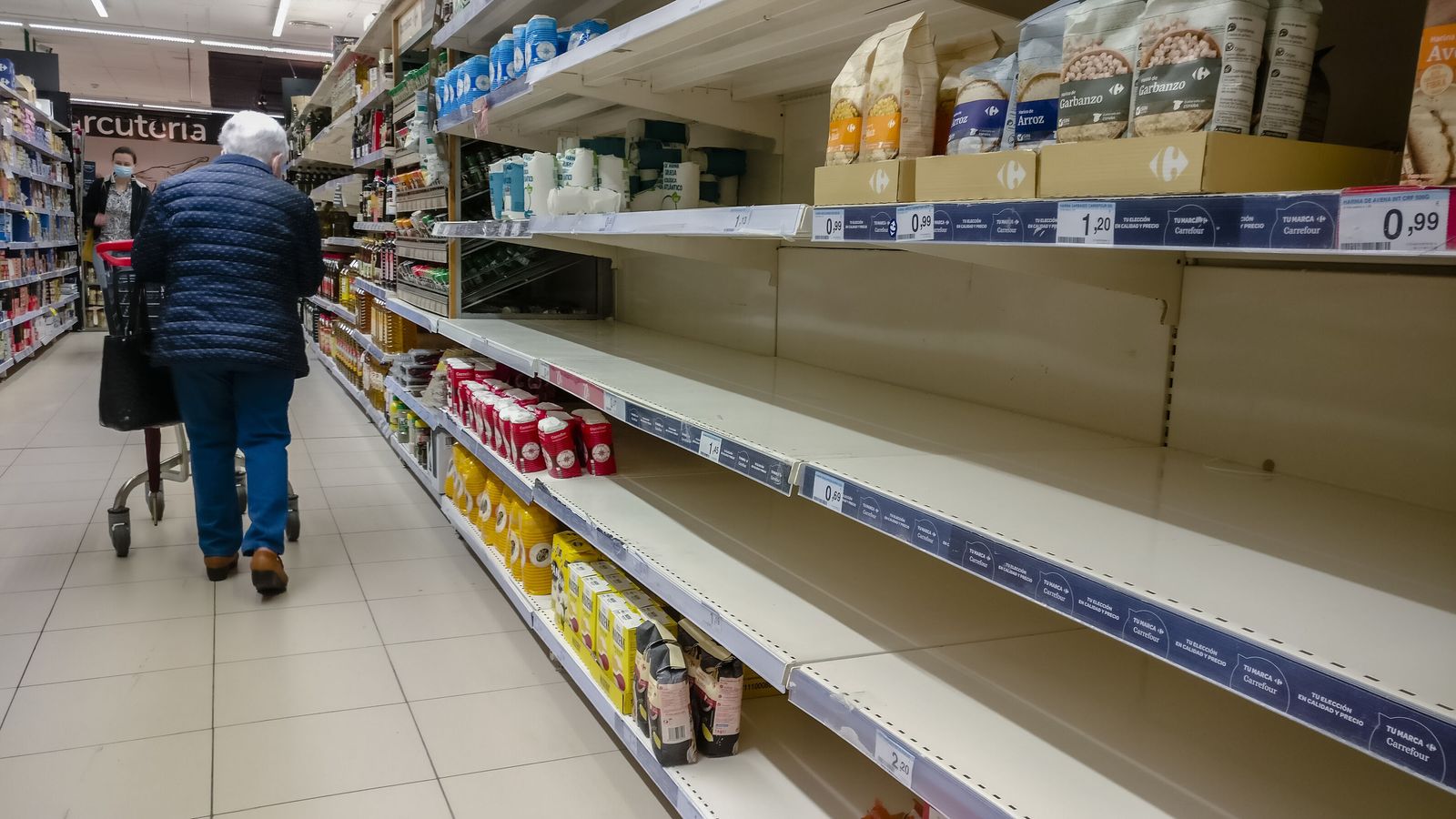 Lineales vacíos de un supermercado, hace unos días.