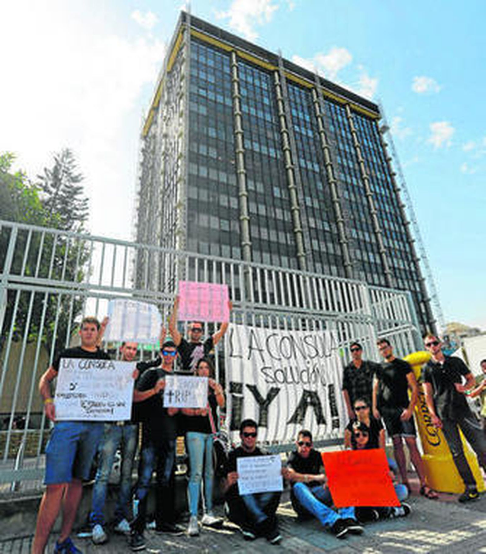 Los alumnos de primer curso de La Cónsula se manifestaron ayer durante la reunión del consejo rector.