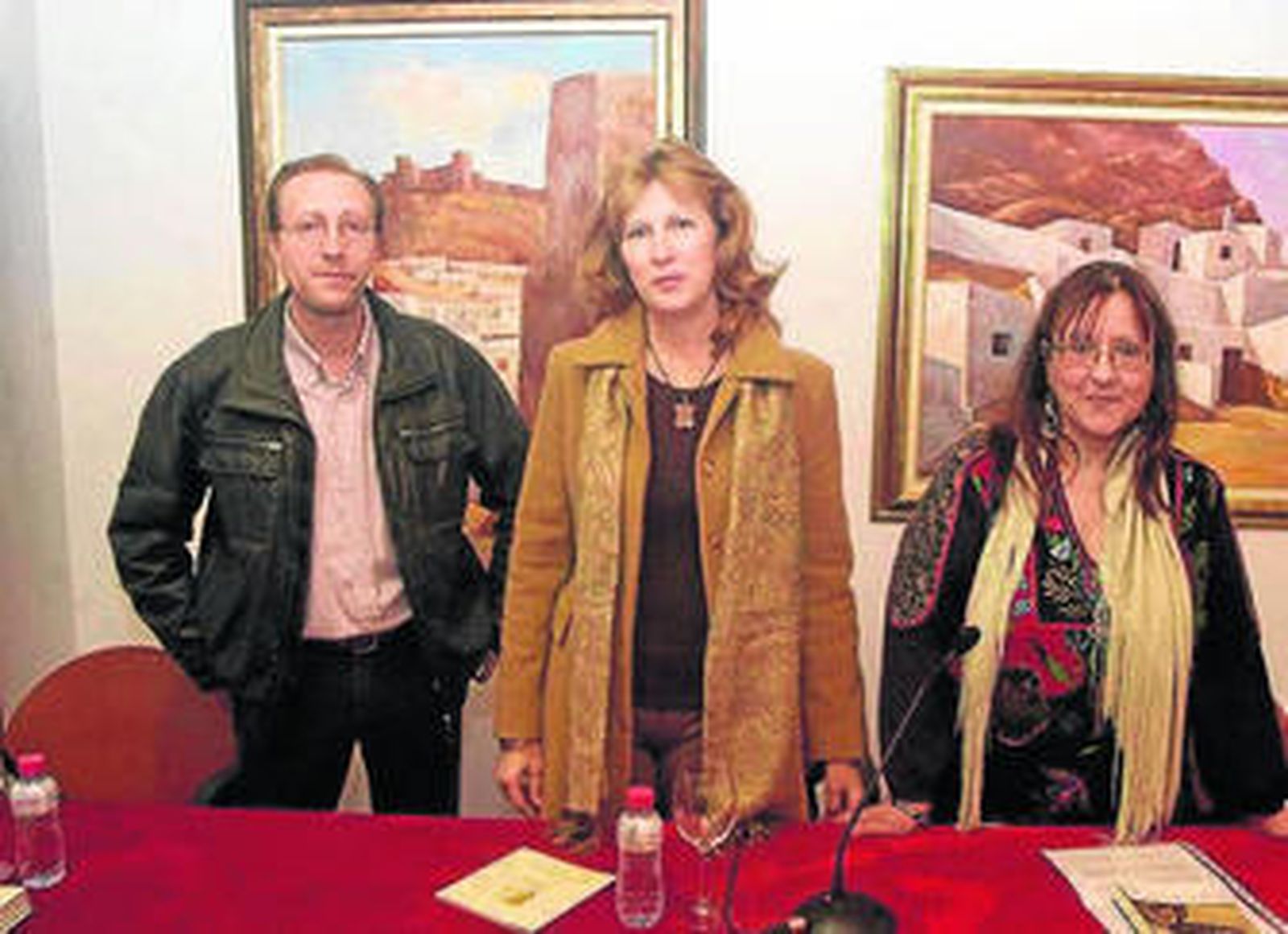 Ángel Olgoso con María Dolores Ortega y Pilar Quirosa.