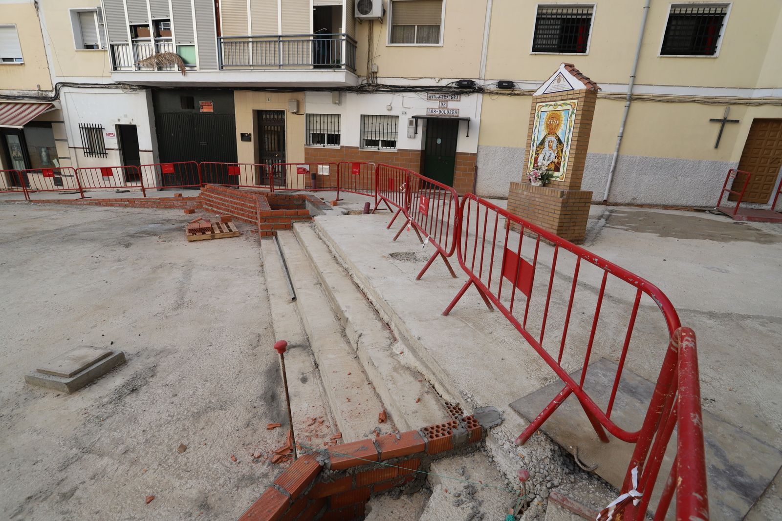 Las obras de peatonalización de la Plaza de Los Dolores, en imágenes