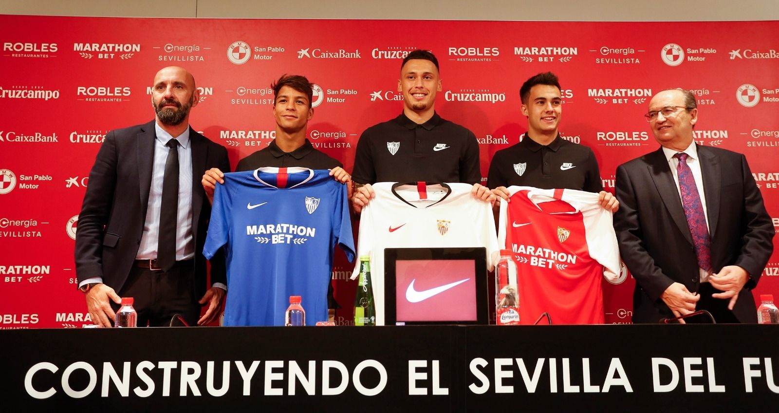 Óliver Torres junto a Lucas Ocampo y Reguilón en su presentación.