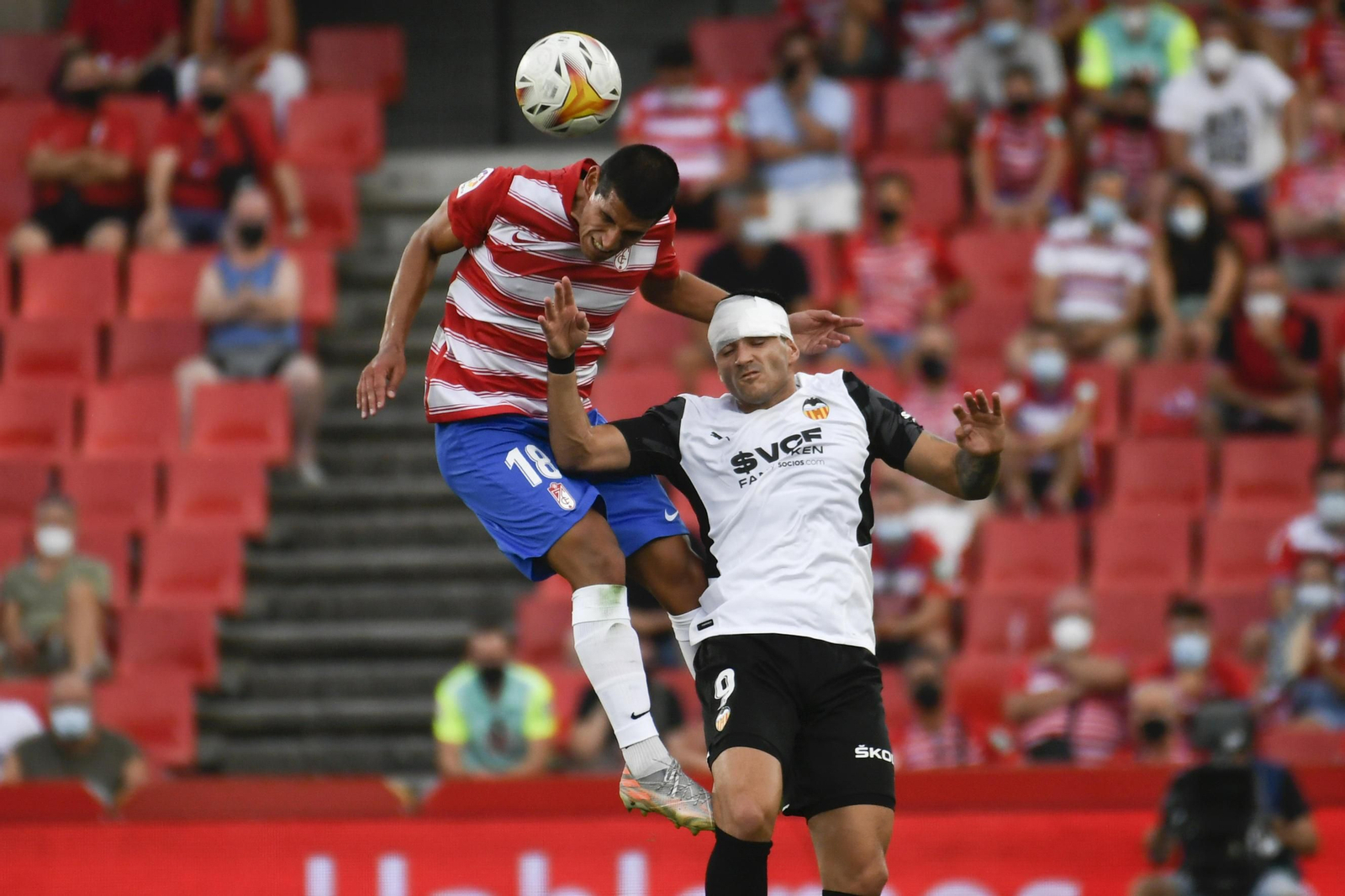 Maxi Gómez, con parte de la cabeza vendada en el choque ante el Granada CF