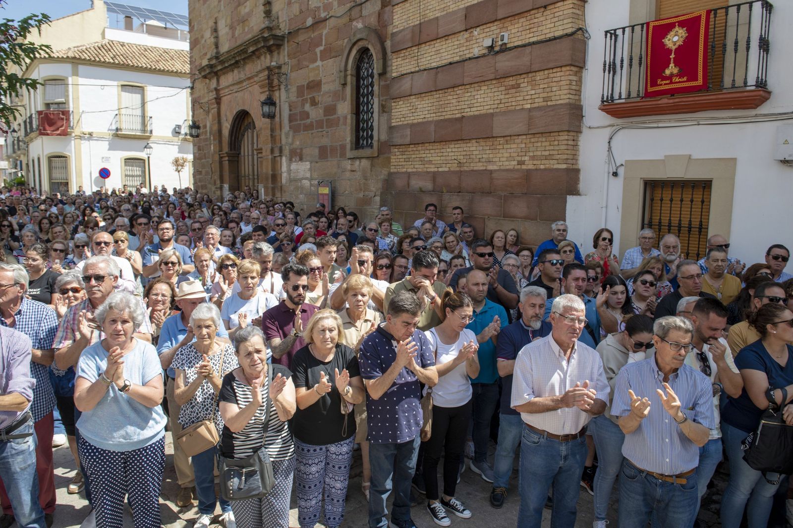 Los vecinos de Marmolejo, durante el homenaje este lunes al policía nacional muerto en Andújar.