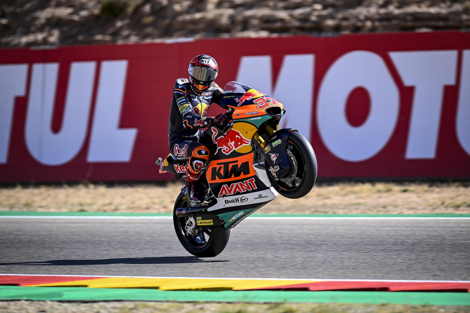 Caballito de Augusto Fernández para celebrar la pole en Motorland.