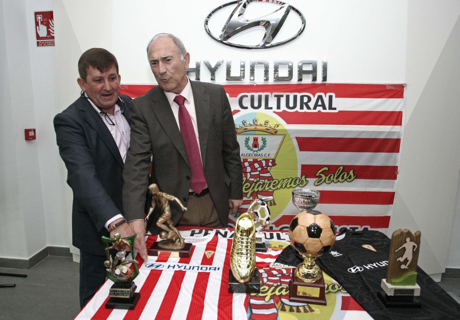 La Peña La Bufanda exhibe sus trofeos para los mejores de la temporada