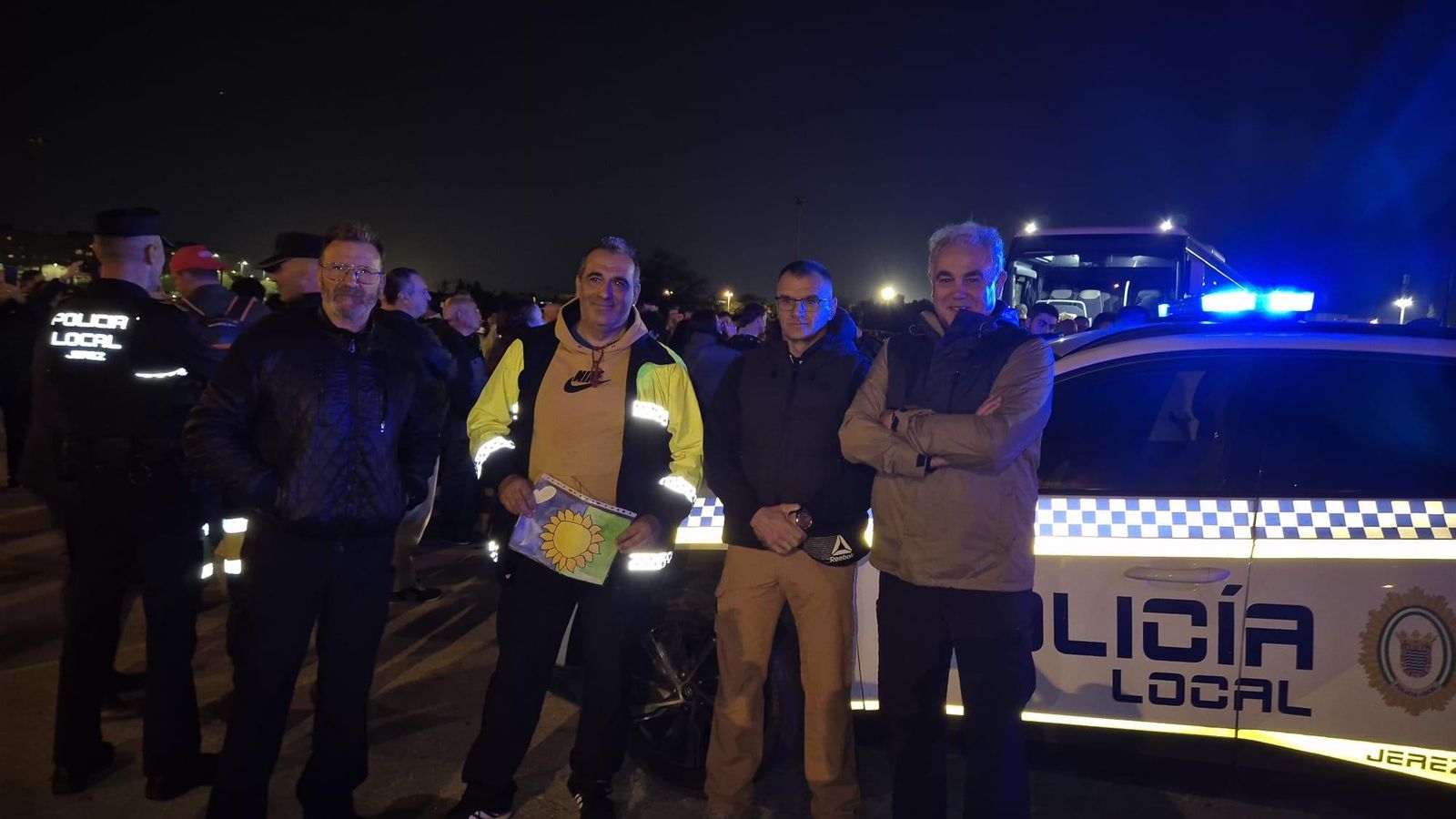 Efectivos de la Policía Local, antes de la salida.