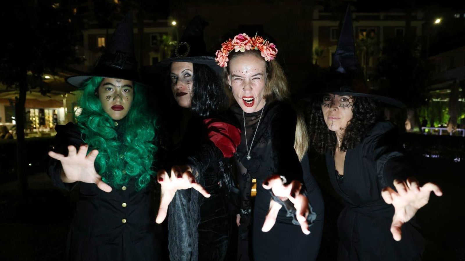 Gente disfrazada en la noche de Halloween en Málaga