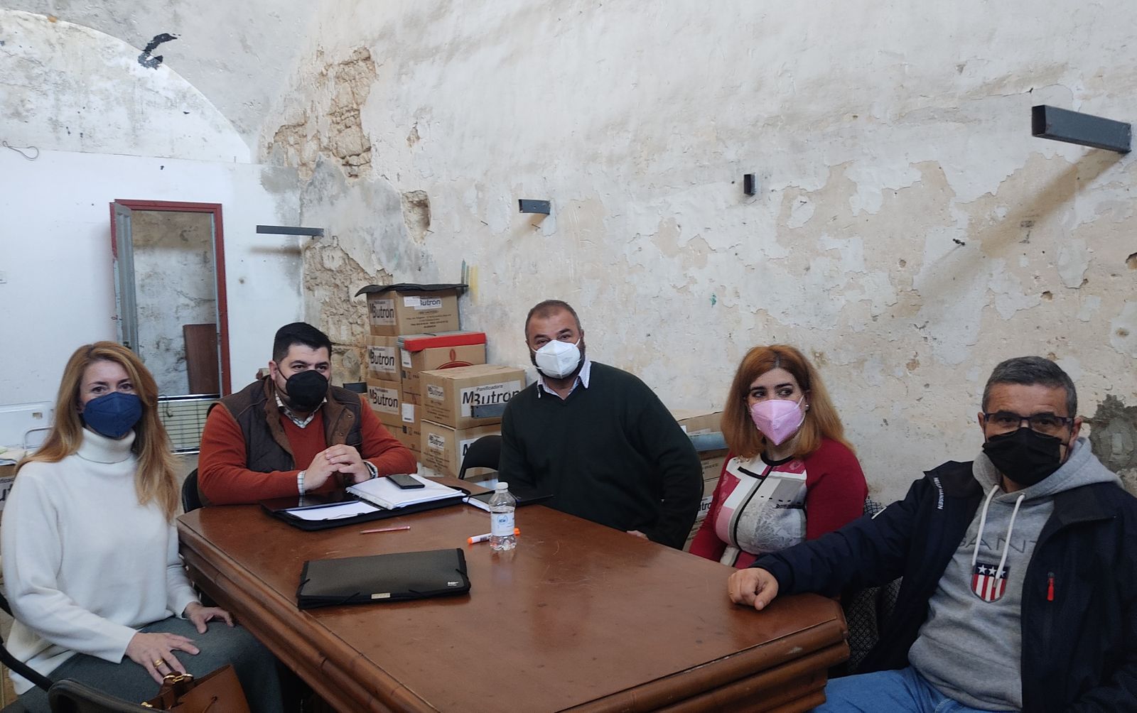 La concejala de Vox El Puerto, junto al nuevo Consejo Local de Hermandades y Cofradías.