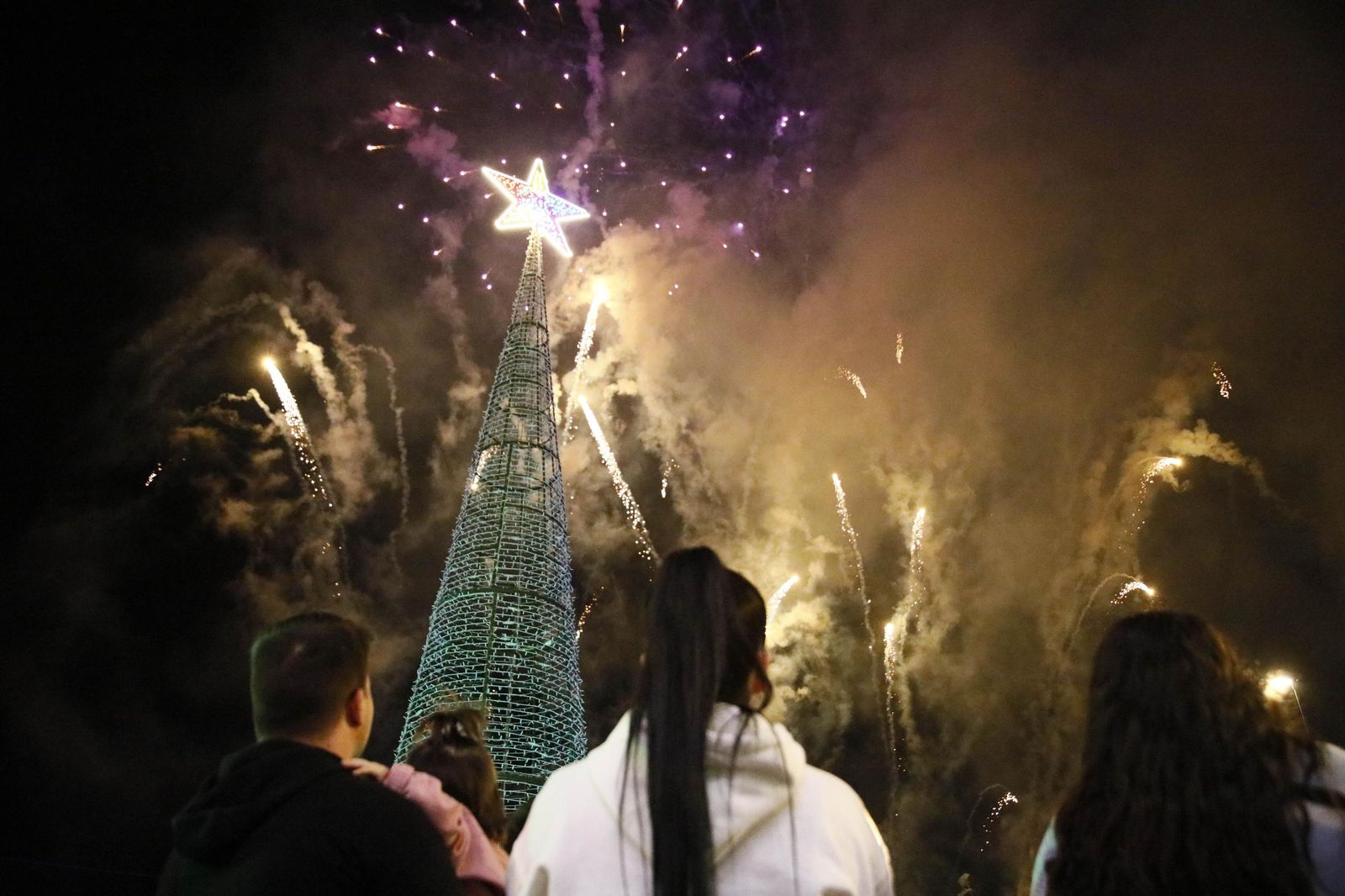 Las imágenes del encendido de la iluminación navideña en el Hospital Torrecárdenas de Almería