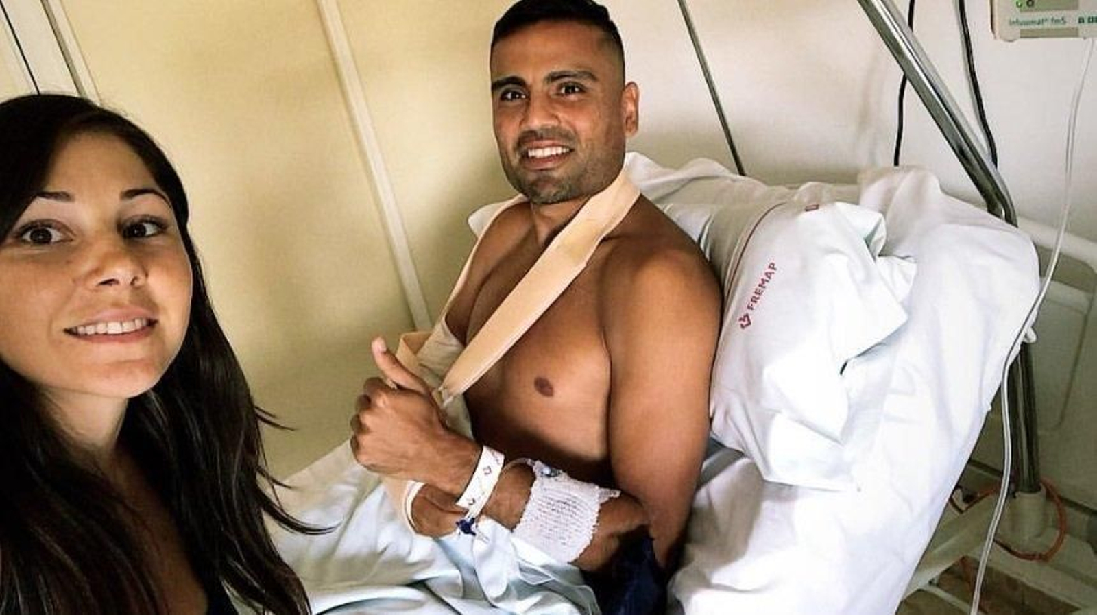 Mercado, junto a su mujer tras ser operado en Fremap.